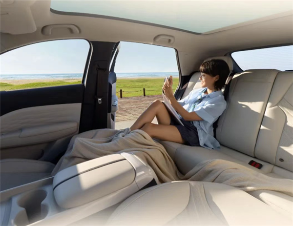 海豚！全新极狐T1预售：688万起瓦力娱乐棋牌剑指吉利星愿、比亚迪(图9)